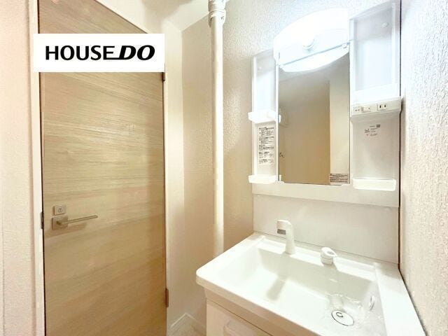 収納棚付きの洗面◎歯ブラシなど置いて頂けます!