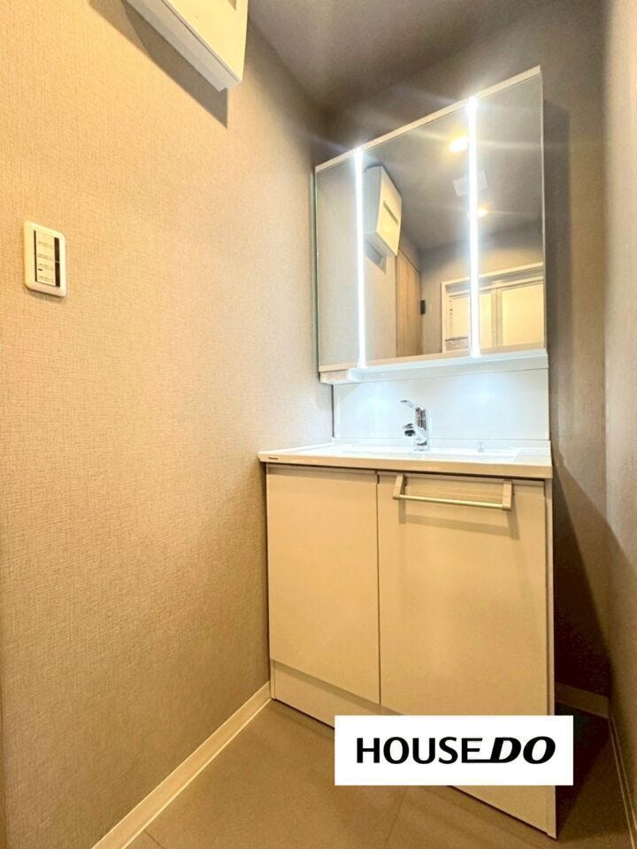 広々洗面台で顔や手が洗いやすい!大きい三面鏡も朝の準備には必須ですよね♪