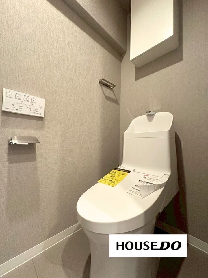 収納棚のあるトイレです!トイレ用品を収納出生活感を隠せます♪