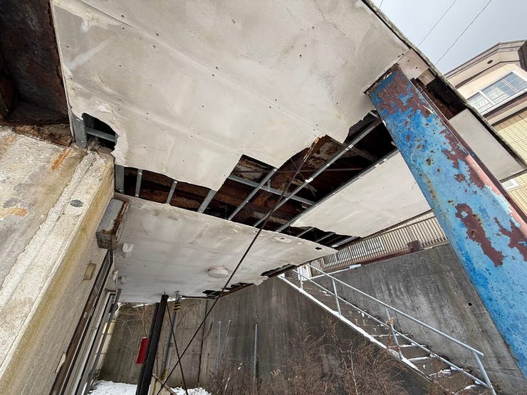 1階の玄関前の天井写真です!