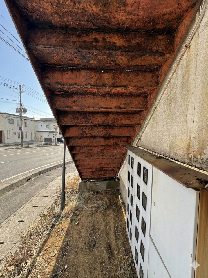 階段裏の写真です!