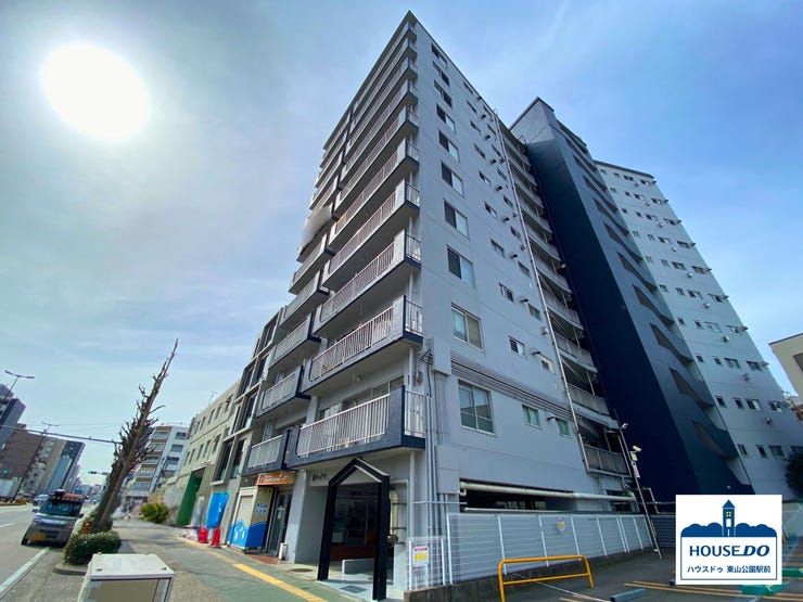 【外観】
地下鉄東山線、桜通線「今池駅」まで徒歩約7分の立地。
スーパー&ドラッグストアが徒歩約3分圏内!
保育園、幼稚園、小中学校が徒歩約10分圏内とファミリーにもオススメの物件です。