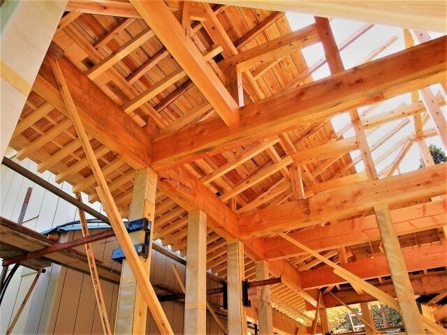 「木造軸組み工法」は接合部には補強金物取り付け、床には構造用合板を使用するなど、強い耐震性・耐久性を発揮。接合部には補強金物取り付け、床には構造用合板を使用するなど、強い耐震・耐久性を発揮しています。