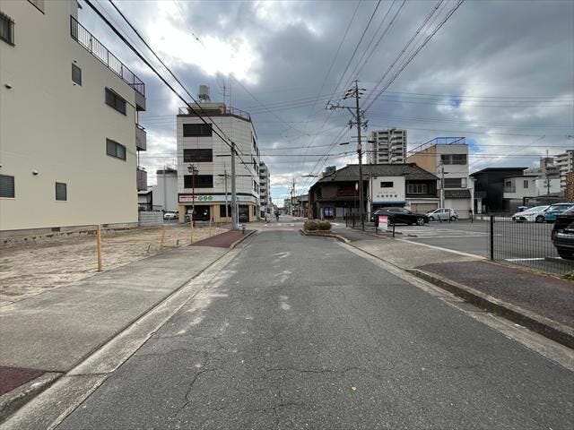 西側前面道路です。南方面への一方通行となっています。交通量も多くないので落ち着いて駐車ができます♪
(2026年1月29日撮影)