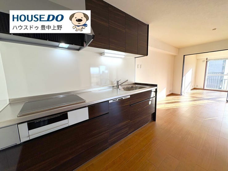 IHクッキングヒーター完備のシステムキッチン!作業台もシンクも広く食洗機も付いています♪