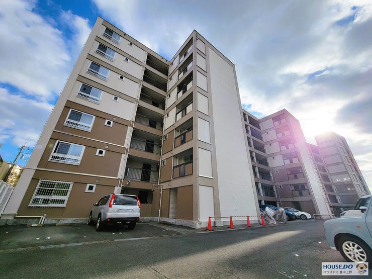 【外観】
北大阪急行線「桃山台」駅まで徒歩約10分の好立地。南側には桜並木が美しい天竺川が広がり、四季折々の景色を楽しめる住環境が魅力です!