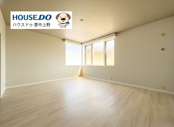 【外観】
【リビングダイニング】
南向きのため陽当り良好です!キッチン部分とリビングダイニング部分が分かれているためお部屋がスッキリ見えます♪