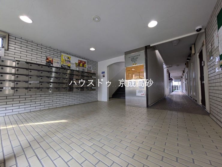 エントランス内部は、管理が行き届き清潔な共有スペースとなっています。