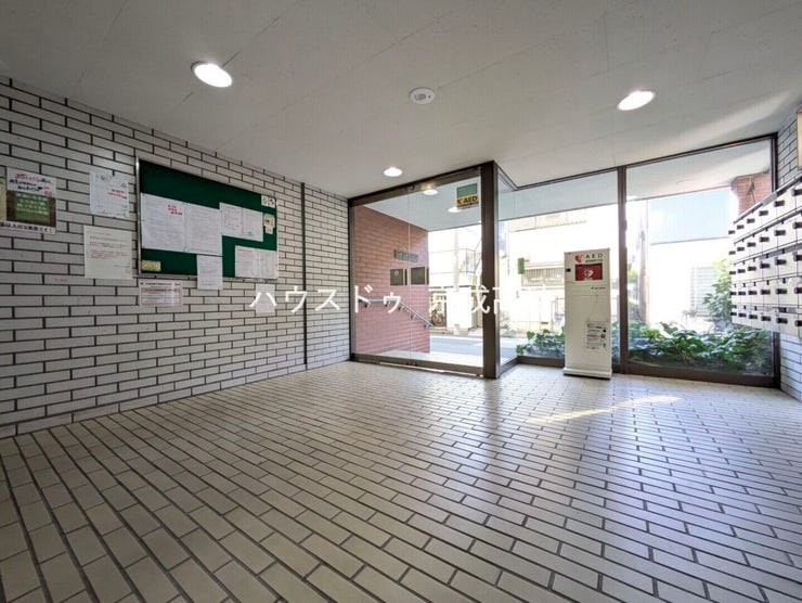 エントランス内部は、管理が行き届き清潔な共有スペースとなっています。