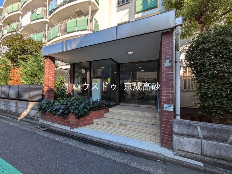 外と内をつなぐエントランスは管理が行き届き、居住者を優しく迎え入れてくれます。