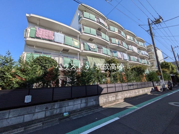 爽やかな青空の下に贅沢なほどに降り注ぐ陽光、豊かな居住性を感じさせてくれます。