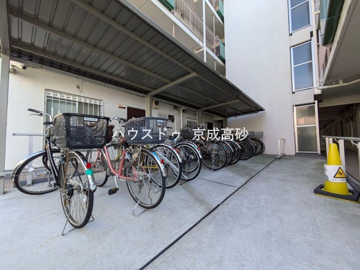きちんと整備された駐輪場。住む方の心遣いが感じられます。