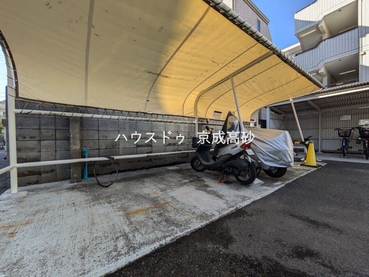 きちんと整備された駐輪場。住む方の心遣いが感じられます。