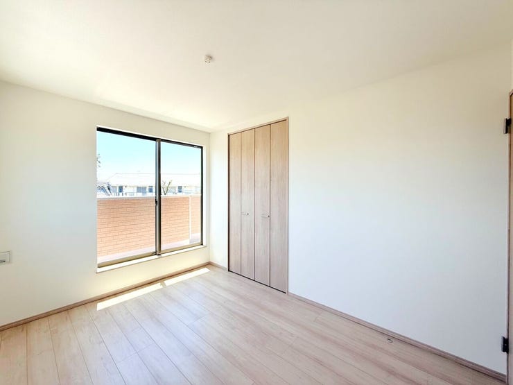 部屋の広さが適度なため、家具の配置やインテリアデザインがしやすく、狭すぎず広すぎない居心地の良い空間を作れます。