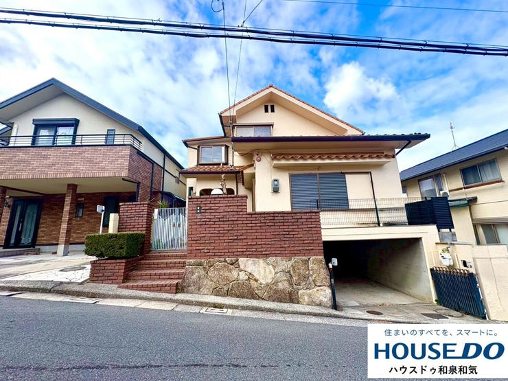 【外観】
上野芝駅まで徒歩10分!閑静な住宅街の6LDKの戸建てです♪