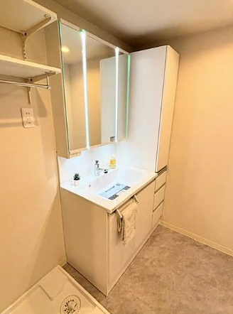 洗面化粧台の横に収納棚あり♪