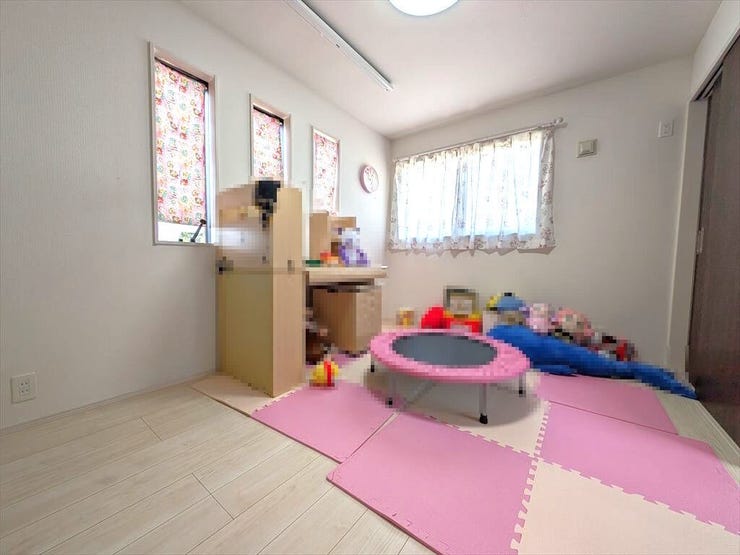 間仕切りを開放すると12帖の広々空間へ