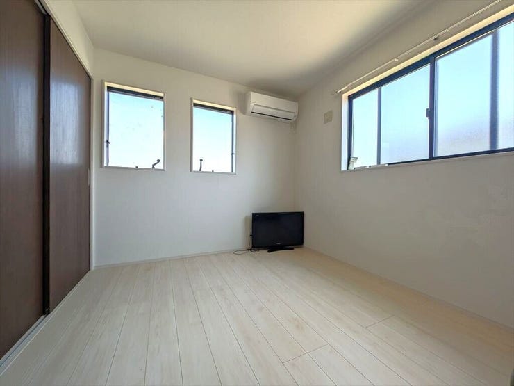 二面採光の洋室