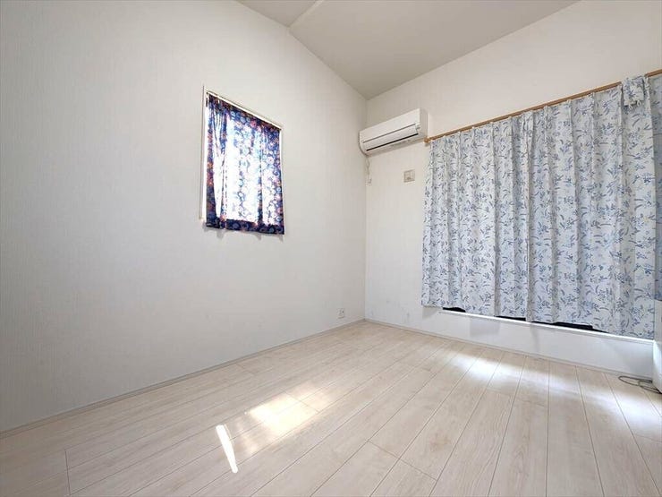 バルコニーに面した明るい洋室