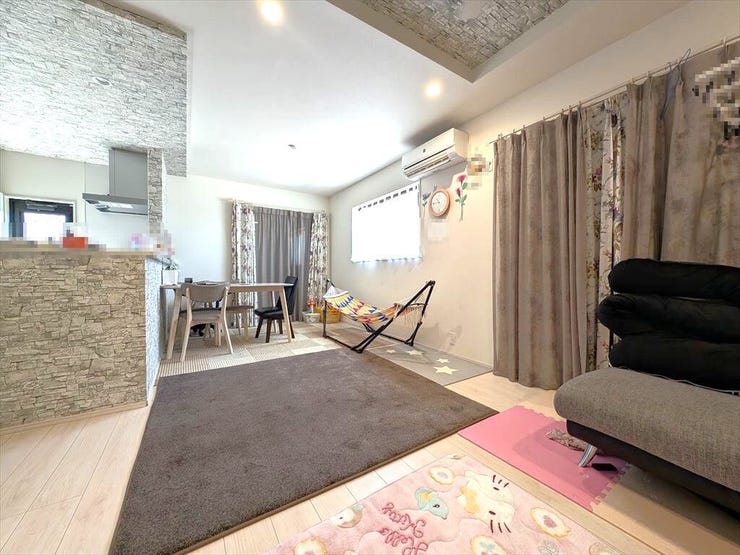 日当たりのよい温かい雰囲気の広々LDKスペースです♪
ご家族との団欒をこちらでゆったりとお過ごしください♪