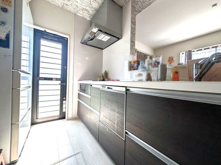 浄水器付きのカウンターキッチンからリビングが見渡せますので、お子様の様子を見ながらお料理ができます