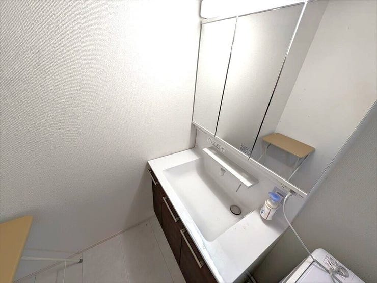 窓付きの明るい洗面所