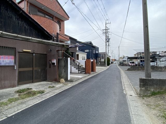 普通車が1台通れる幅となります。大型車の通行が少ないので、振動や騒音が抑えられます。