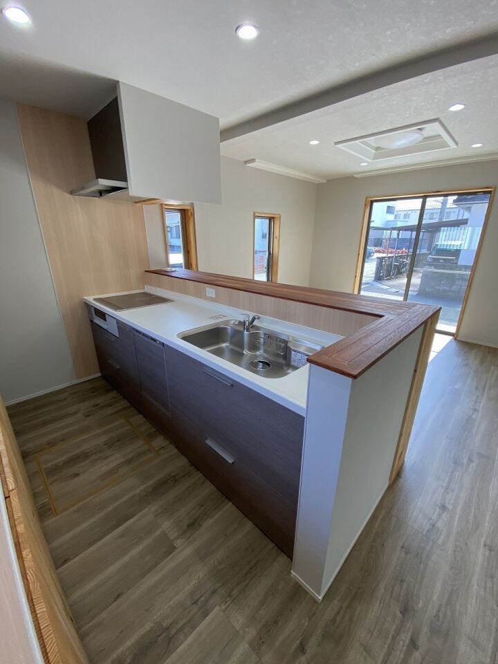 人気の対面式キッチンです!お子様から目を離さずにお料理ができることが最大の利点。お料理中も家族とのコミュニケーションは大切にしたいものですよね♪毎日の家事の時間をより楽しく過ごしていただきたいです♪