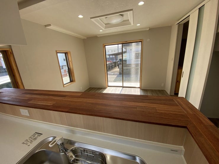 木のぬくもりが感じられるナチュラルな雰囲気にふんだんに陽射しが注ぐ明るいリビングには家族が集い自然に笑顔に♪