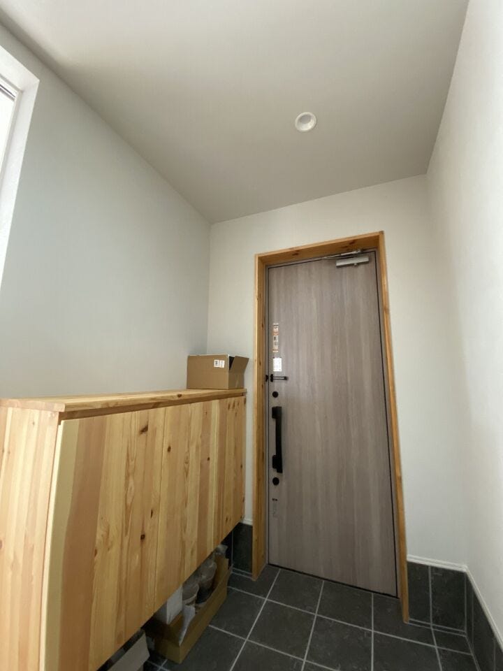 「ただいま。」と早く帰りたい。「おかえり。」と出迎えたい。家族の笑顔、我が家の入り口です♪開放的な玄関にはたっぷり収納可能なシューズボックス付き♪