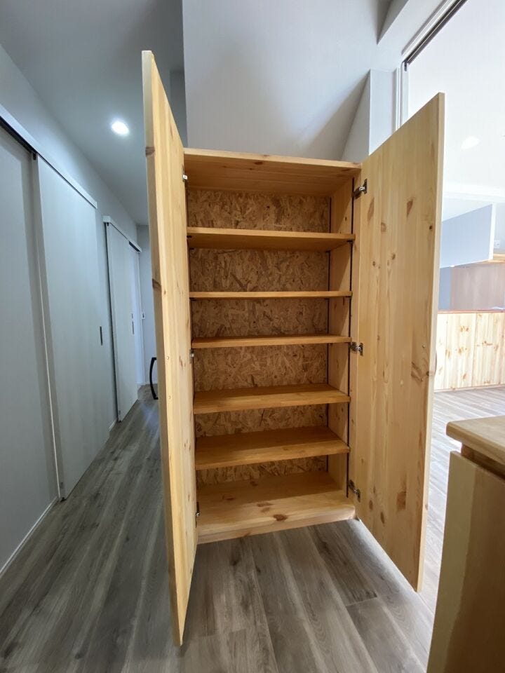 掃除機や日用品のストック。人目に付く所には置きたくない物はこっそり収納しちゃいましょう♪