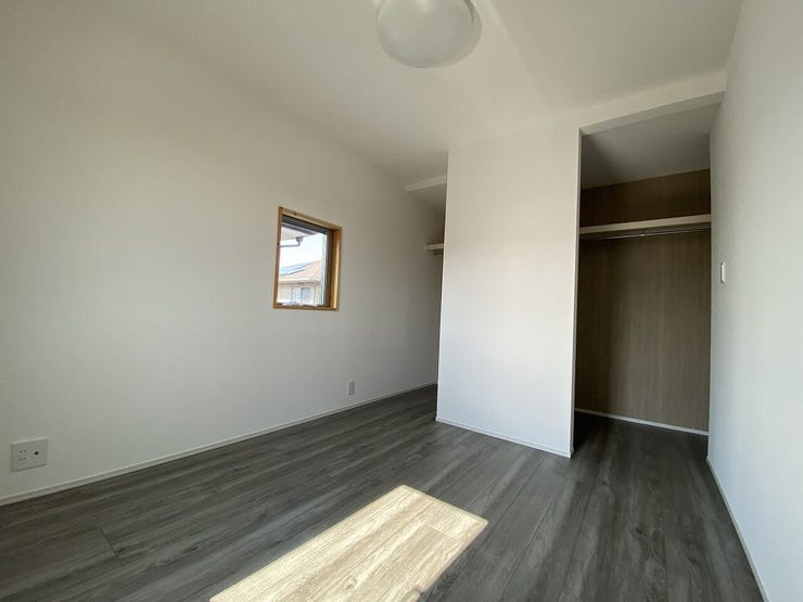 家族一人ひとりの大切なプライベート空間。趣味・感性で個性的に飾って頂けるようシンプルに仕上げてあります。収納をしっかり確保しているので、空間にさらなるゆとりが生まれます♪