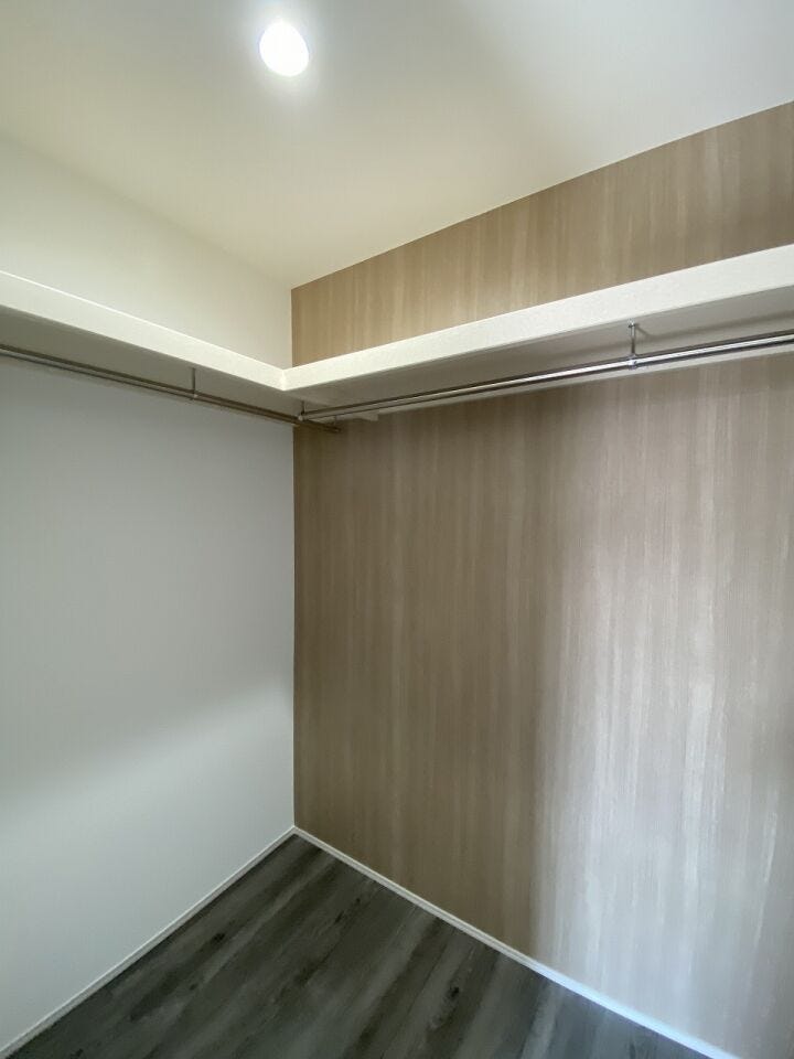 ウォークインクローゼットは収納スペースが広く見渡しやすいため、物を失くすことが減ります♪収納が分散することがないため、家事動線がスムーズになり日常生活が快適に♪