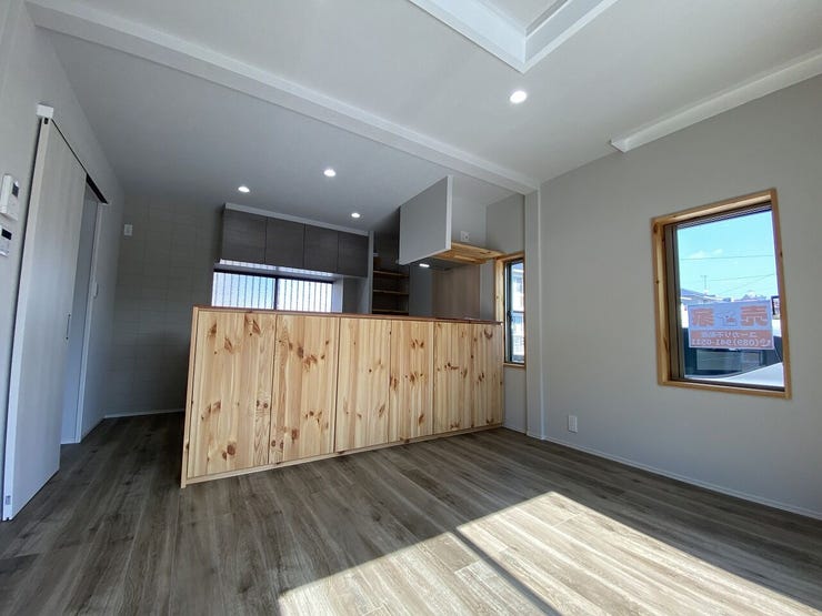 朝日を感じながらコーヒーを飲み、夜は今日の出来事を話しながら楽しくご飯。幸せな生活をイメージさせてくれるリビングです♪