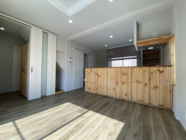 降り注ぐ陽光をいっぱいに浴びて、ライトと共にLDK全体を明るく・開放感のある空間。多くの時間を過ごすLDKだからこそあたたかな空間で安らげます♪