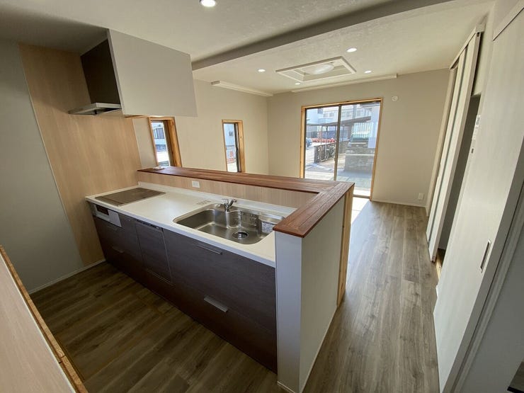 ご家族を見守る事の出来る生活導線上に配置されたキッチン。皆が集まるLDKを見ながら振るう料理は、愛情と温もりが詰まった素敵なモノになるでしょう♪