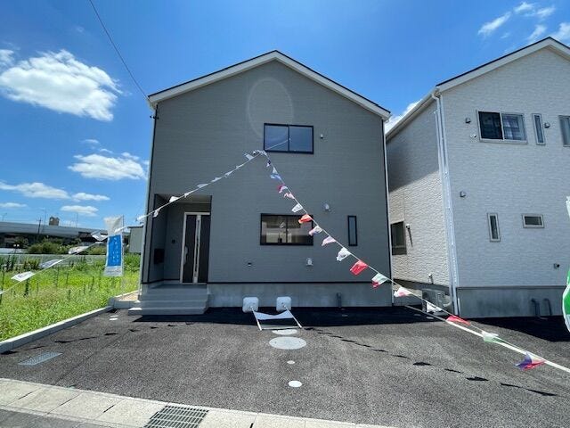並列駐車2台可能です!
間口約8.8mあるので、車の出し入れがしやすそうですね。