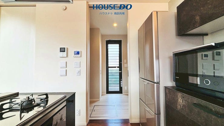 常温で保存できる食品や飲料の備蓄品や普段使用しない調理器具などの保管に重宝するパントリー+ゴミ出しに便利な勝手口。