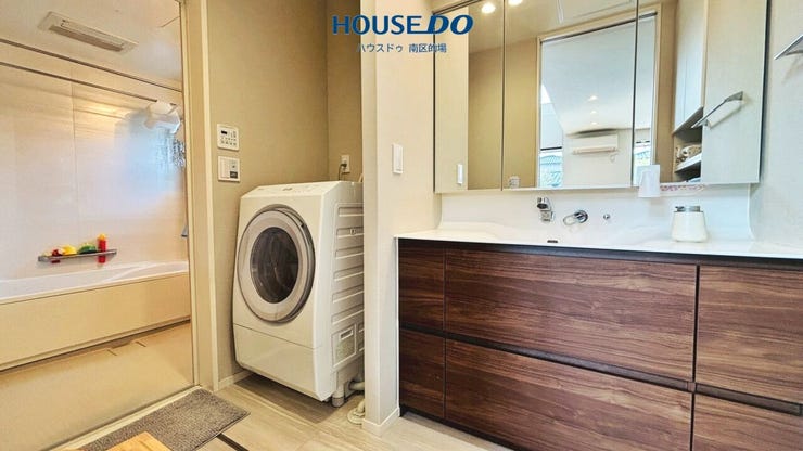 大人が2人で立つこともできるゆとりの洗面脱衣所。