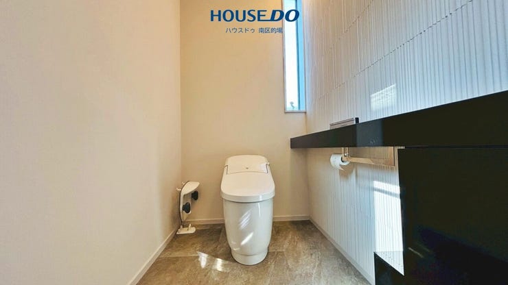 お手入れ簡単なタンクレストイレ。個室内に独立型手洗い場があり洗面カウンター下は収納でトイレ内をすっきり落ち着いた空間に見せてくれます。