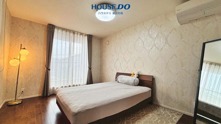 アクセントクロスがシックな主寝室。上品で落ち着きがある壁紙はお部屋に開放感を出し広く見せる効果があります。