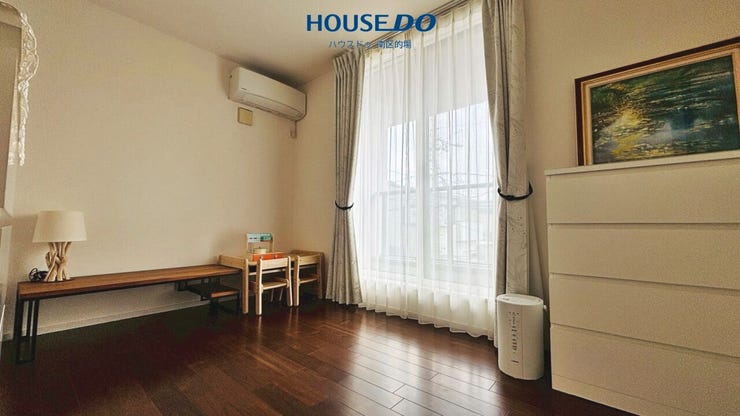 プライベートな時間を過ごすことが多い洋室はシンプルで落ち着いた空間です。