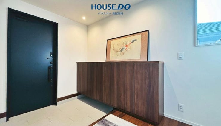 玄関はたたきが広々としているので家族でお出かけの際もゆったりと準備ができます。