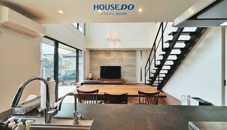 家族だんらん時間を過ごすリビングは明るく開放感のある場所です。