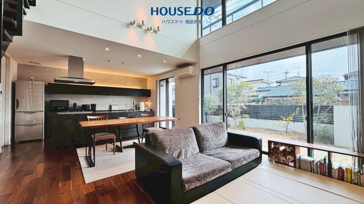 お庭で遊ぶお子様を見守ることができる大きな窓がお部屋を広く見せてくれます。