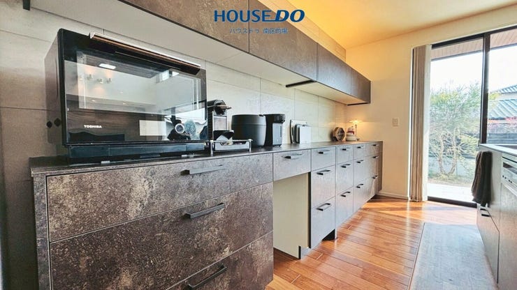 キッチンには食器や炊飯器、レンジなどの調理家電を収納できるカップボードがあります。