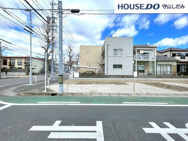 【前面道路】お車2台が並んでも、余裕をもってすれ違いのできる道路幅です。駐車がしやすいため、運転にご不安な方でも安心して駐車が出来ます!現地を実際に見ていただくことでしか分からない情報が沢山あります!