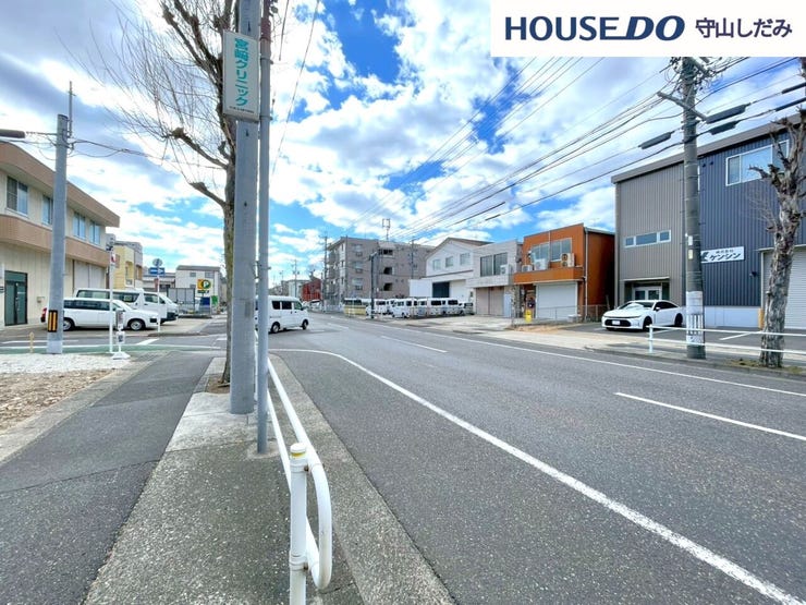 【前面道路】本物件は角地です!角地の大きなメリットとして挙げられるのは、日当たりの良さと開放感 です。 2方向から光や風を取り込めるため、明るく快適な住まいが実現!ご家族皆様のお顔も明るくなりますね♪