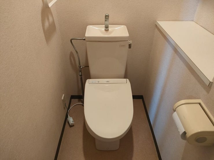 やさしい色合いの内装で、落ち着いた雰囲気のトイレ。温水洗浄便座がついているので、ご家族みなさま快適にお過ごしいただけます。