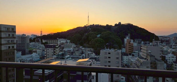 西面バルコニーからの眺望。松山城が臨めます。